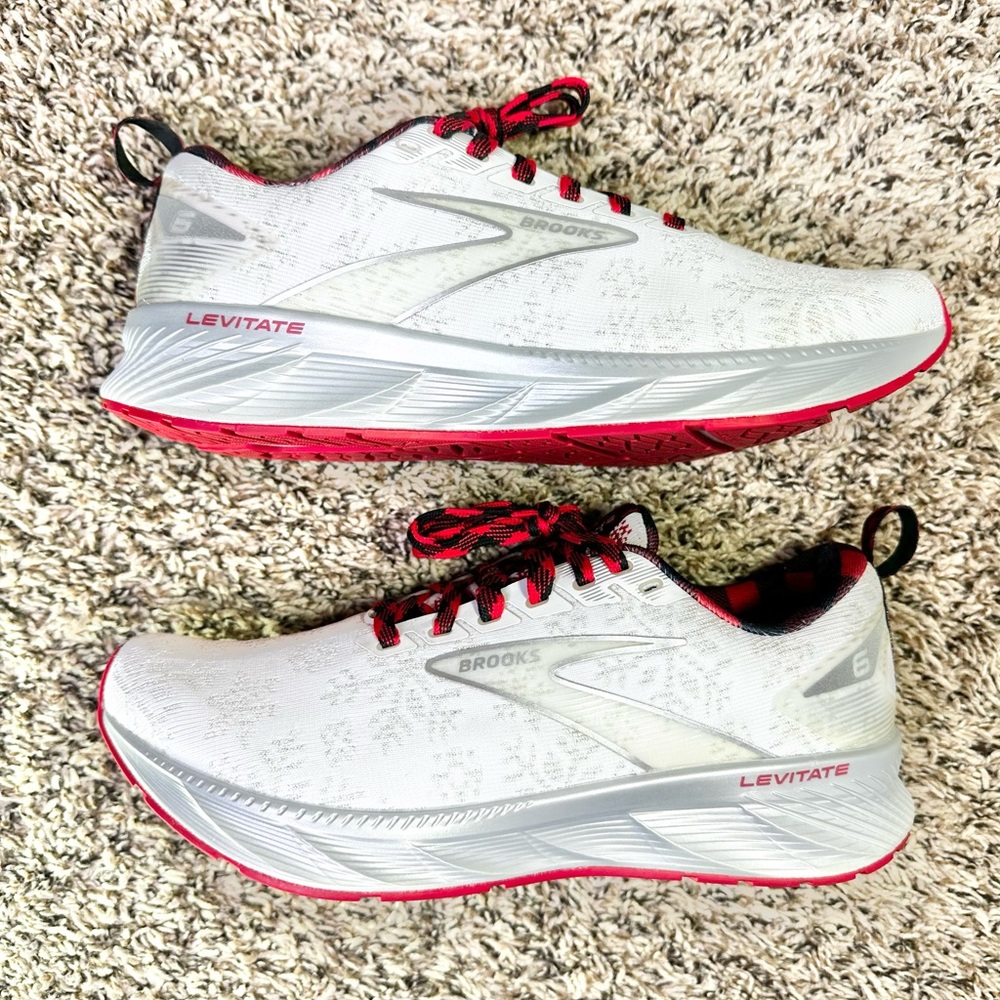 Brooks Levitate 6 Run Merry Christmas Running Shoes Women’s Size 8 White Red - Picture 2 of 9